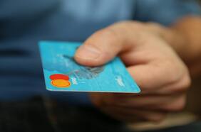 Desde trabajadores del retail a mujeres vulnerables: educación financiera para quienes más necesitan aprender