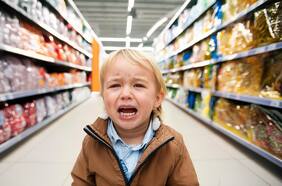 ¿Tranquilizar a los niños “con agua helada”? El debate por la influencer Bea Bravo (y qué dice la psicología)