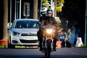 ¿Debe prohibirse en Chile el acompañante en motocicleta, tal como en Colombia?