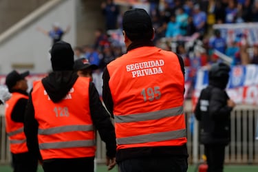 Zoom a la precaria preparación de los guardias del fútbol chileno.