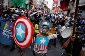 Policía impide que manifestantes indígenas ingresen al Parlamento de Ecuador
