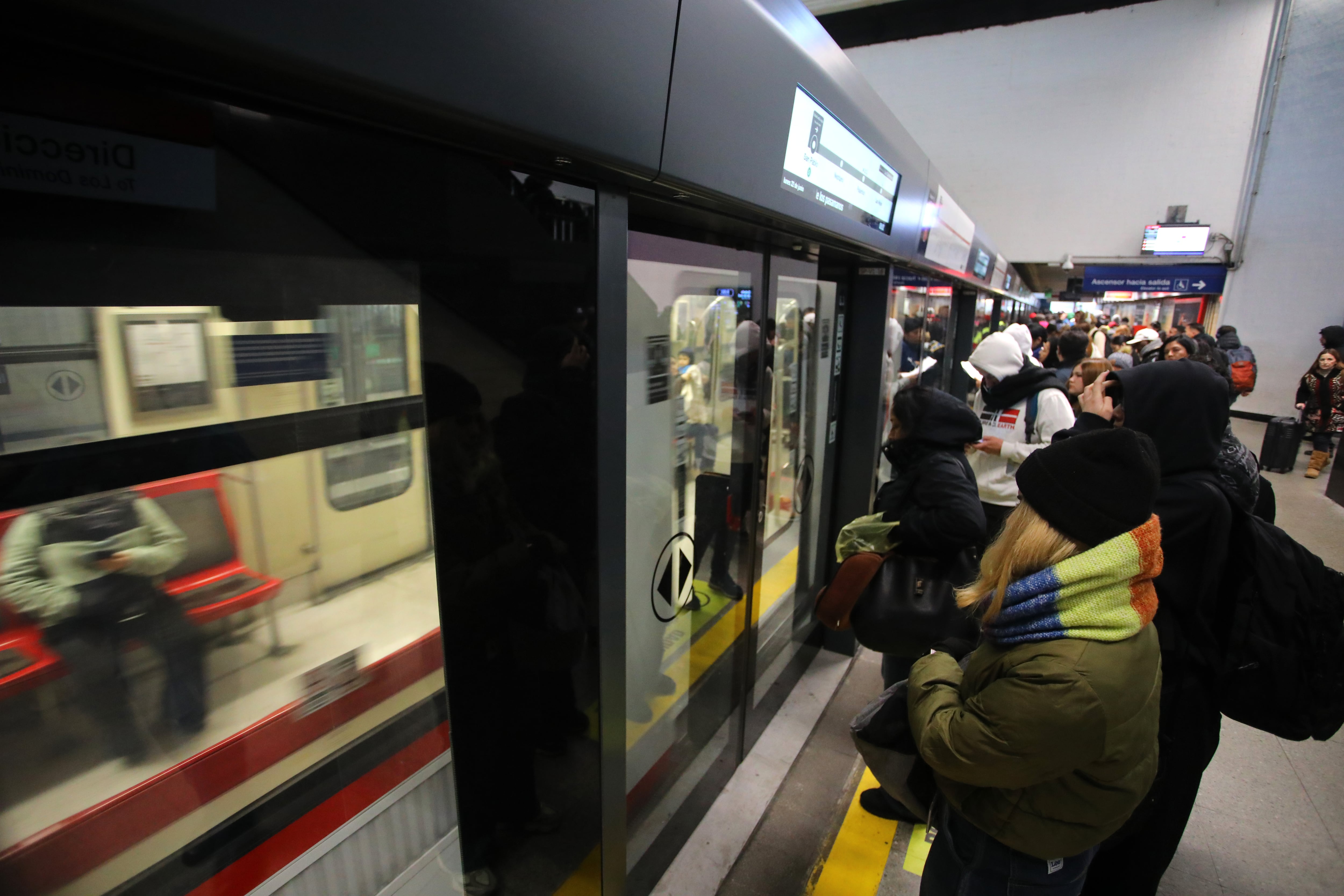 Metro inaugura puertas en andén de San Pablo: sistema se aplicará en otras cinco estaciones este año