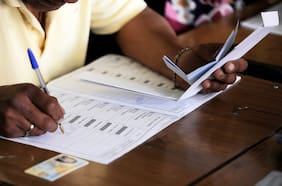 ¿Un vocal de mesa reemplazante puede excusarse de su labor en las elecciones?