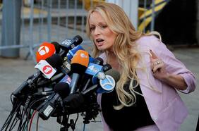 Stormy Daniels dice en juicio contra Trump que el magnate la recibió en pijama de satín