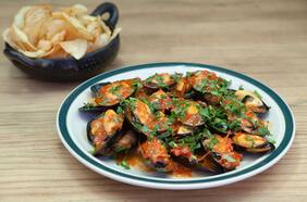 Choritos caldosos con tomate y ajo