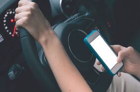 Ley No Chat: Infracciones por manipular dispositivos electrónicos al volante aumentaron 720% en 2022