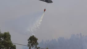 Declaran alerta roja para Quillón por incendio forestal que amenaza a una decena de viviendas aledañas