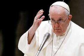 El papa Francisco pasa una noche tranquila, pero sigue en estado crítico