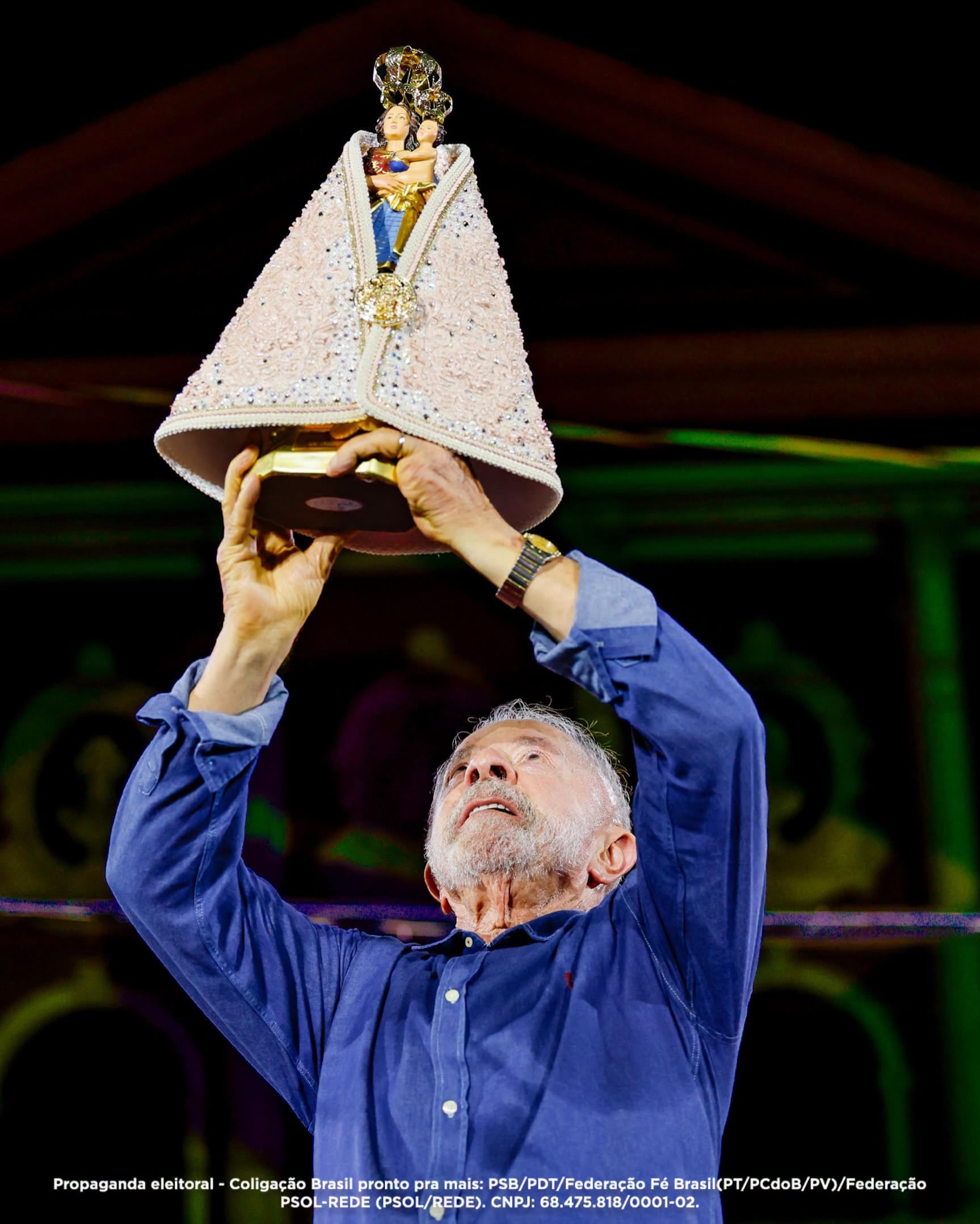 Lula aparece sosteniendo en alto una imagen de Nossa Senhora de Nazaré durante un evento de campaña en Belém, Pará, en septiembre de 2026.