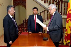 Primer ministro jura como presidente interino de Sri Lanka en medio de crisis