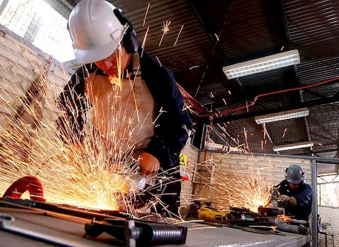 Economía chilena cae 1,2% en abril y proyecciones para el año se vuelven a ajustar y ahora se acercan a 1,5%