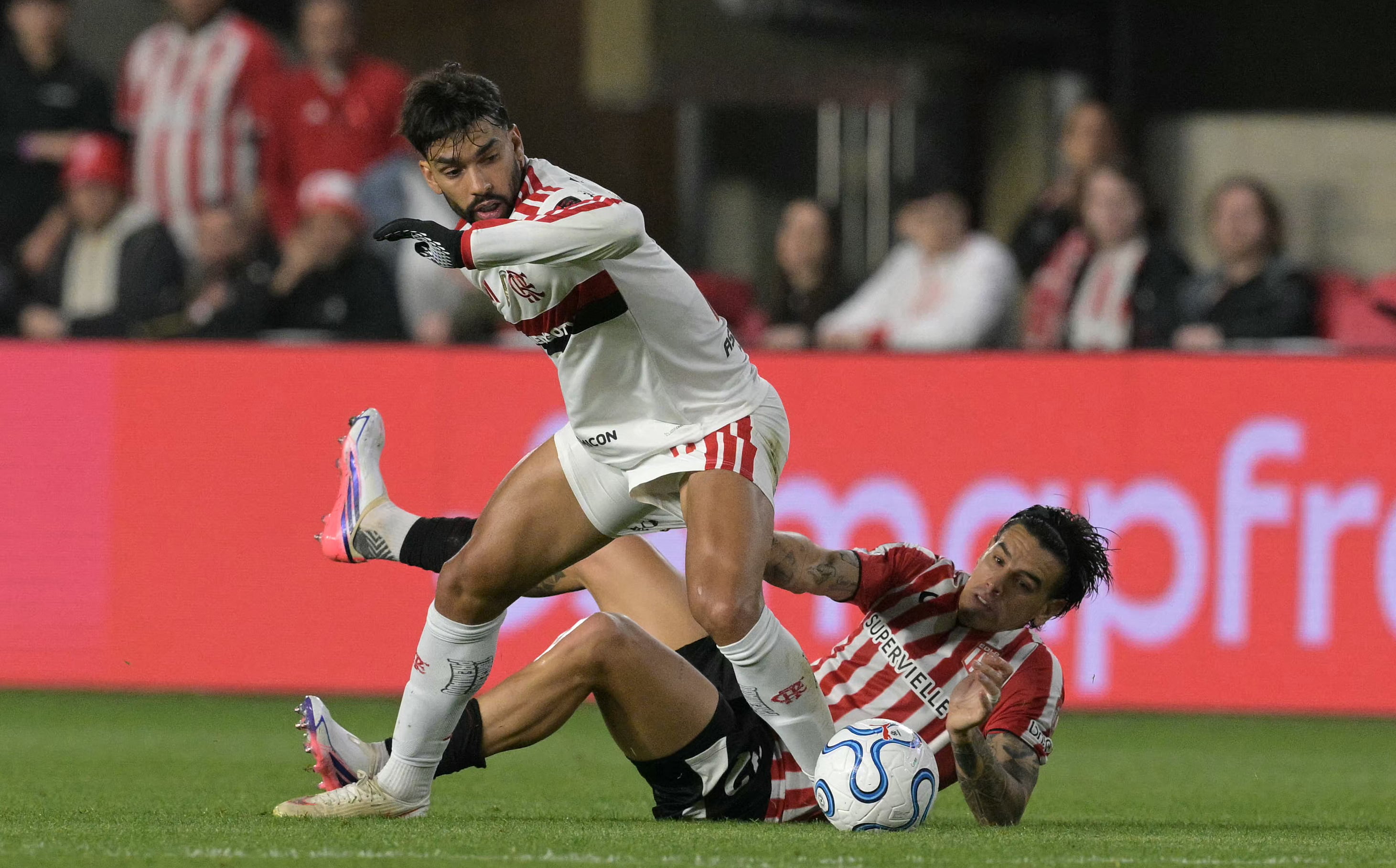 Copa Libertadores: Flamengo de Erick Pulgar rescata valioso empate en casa de Estudiantes y encamina el bicampeonato