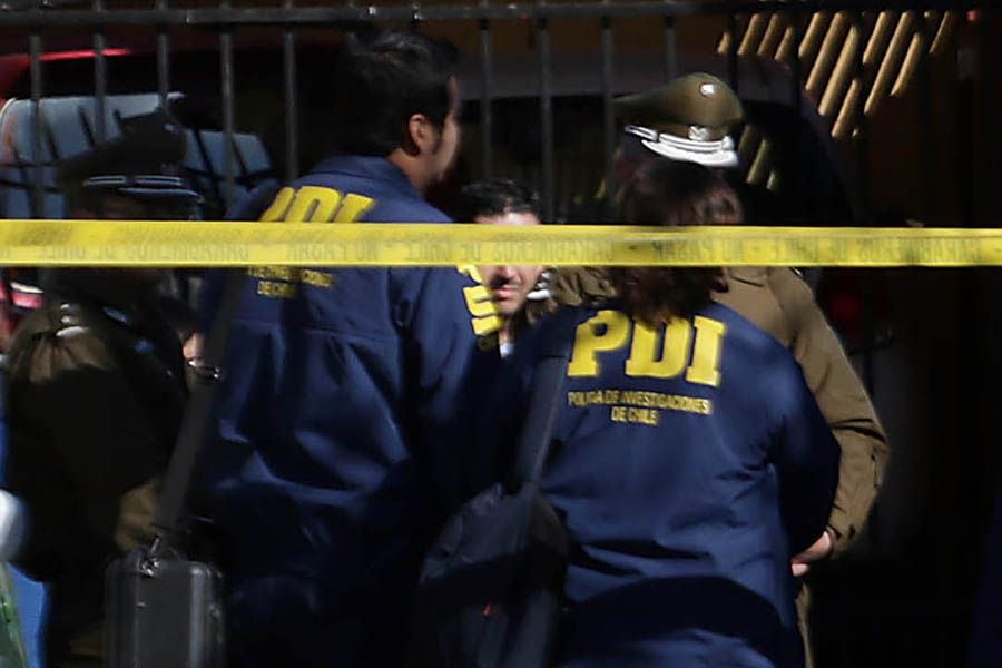 Cuatro sujetos roban vehículo a mujer tras abordarla en Ñuñoa