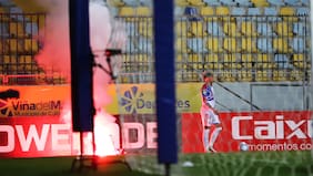 Una bengala casi impacta a Guerrero: los videos de los incidentes de la barra de la U que suspendieron duelo ante Everton