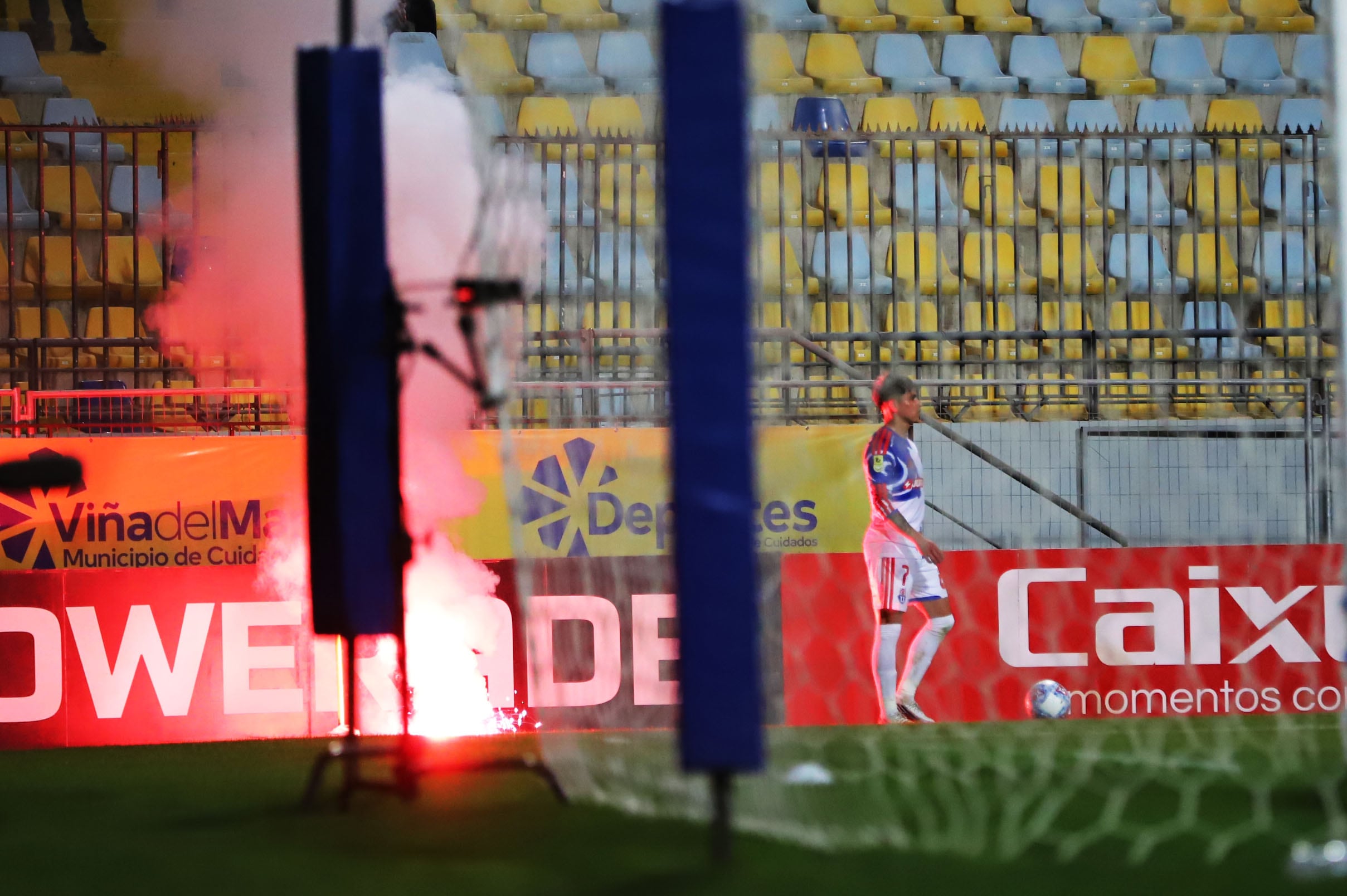 Una bengala casi impacta a Guerrero: los videos de los incidentes de la barra de la U que suspendieron duelo ante Everton
