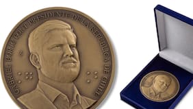 Lanzan medalla conmemorativa del expresidente Gabriel Boric: incluye por primera vez escritura braille