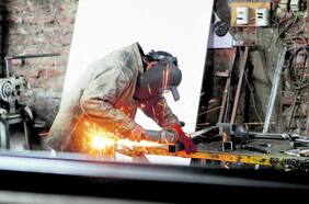 El crecimento de las manufacturas en junio rompe todos los pronósticos, pero la minería cae y frena la expansión de la producción industrial