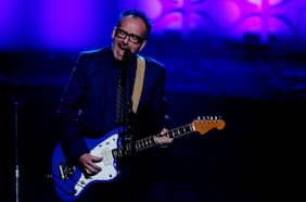 Francisca Valenzuela y Camila Gallardo participan en un sorpresivo tributo latino a Elvis Costello