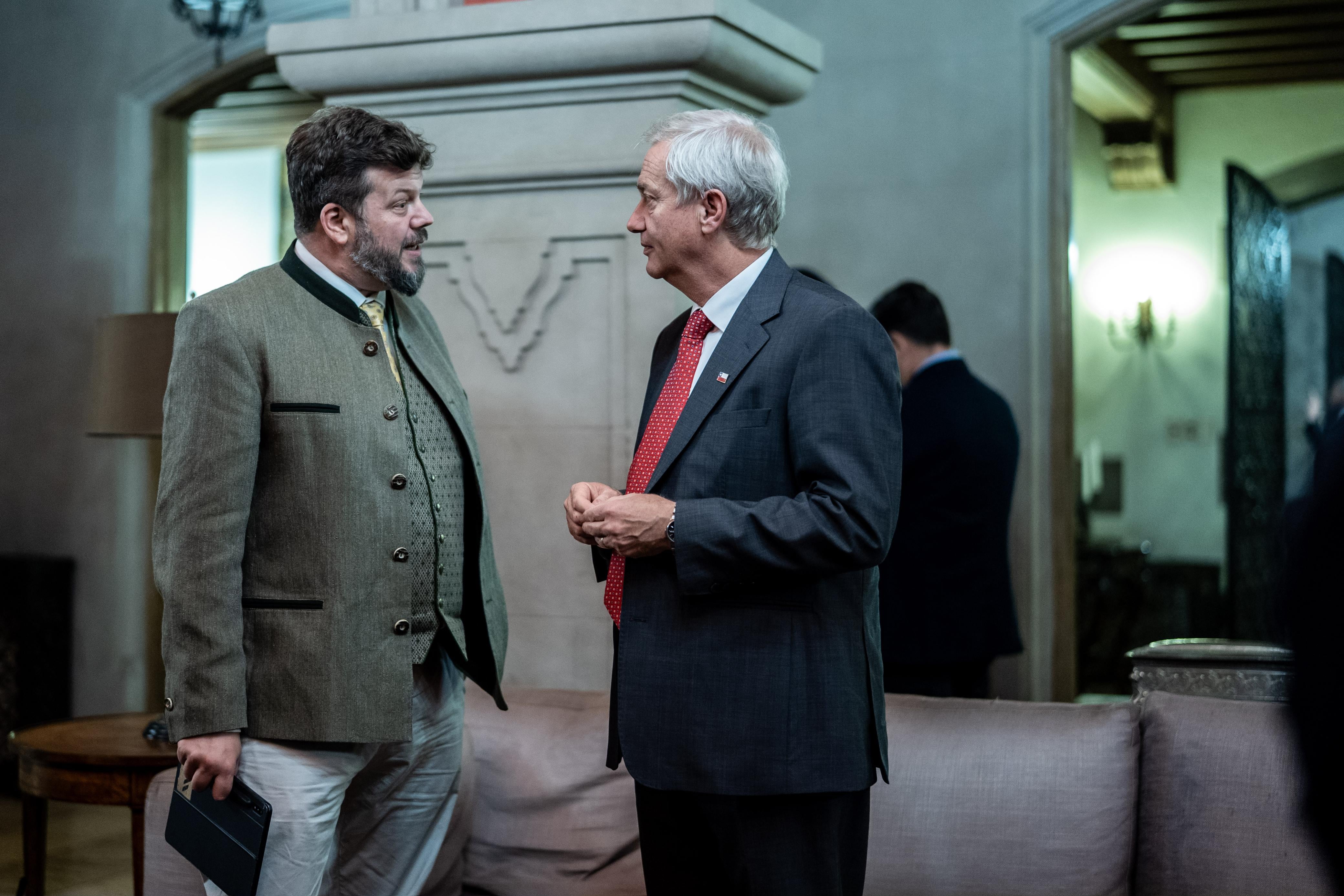 Tras semanas de tensiones: PNL encabezado por Johannes Kaiser se reúne con Kast en Cerro Castillo