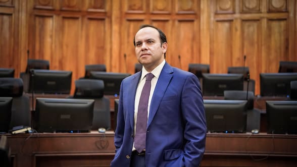 Pavez defiende indicación migratoria y asegura que no implica “reportar” a extranjeros irregulares