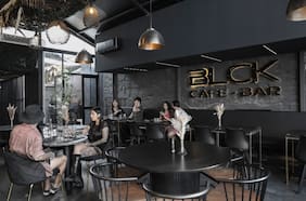 Blck: el restaurante y bar temático donde todo es negro, desde la barra hasta los platos y cocteles