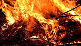 Uso de herramientas y quema de basura: dos personas son detenidas por el delito de incendio en la Región del Maule