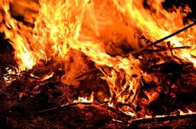 Uso de herramientas y quema de basura: dos personas son detenidas por el delito de incendio en la Región del Maule