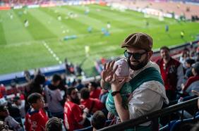 La efusiva celebración del Presidente Boric junto a su hija tras la victoria de Chile en el Mundial Sub-20
