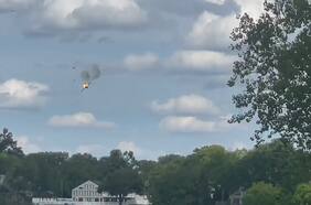 El dramático momento en que dos pilotos se eyectan de un avión que se incendió en el aire durante una exhibición en Michigan