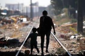 Casen 2024: Comunidades de Haití y Bolivia tienen las mayores tasas de pobreza, pero venezolanos lideran en número