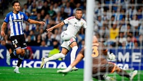 El renovado Real Madrid triunfa sobre la hora en el reestreno de Mourinho en la liga española