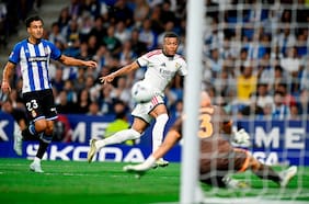 El renovado Real Madrid triunfa sobre la hora en el reestreno de Mourinho en la liga española