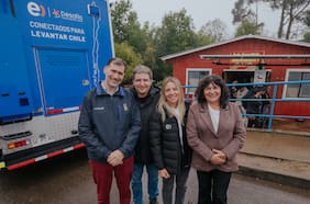 Entel entrega computadores e internet a comunidades afectadas por incendios