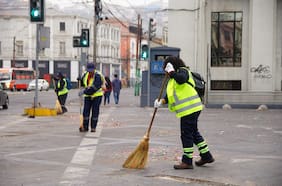 Valparaíso realiza operativo de limpieza con 200 funcionarios tras año nuevo