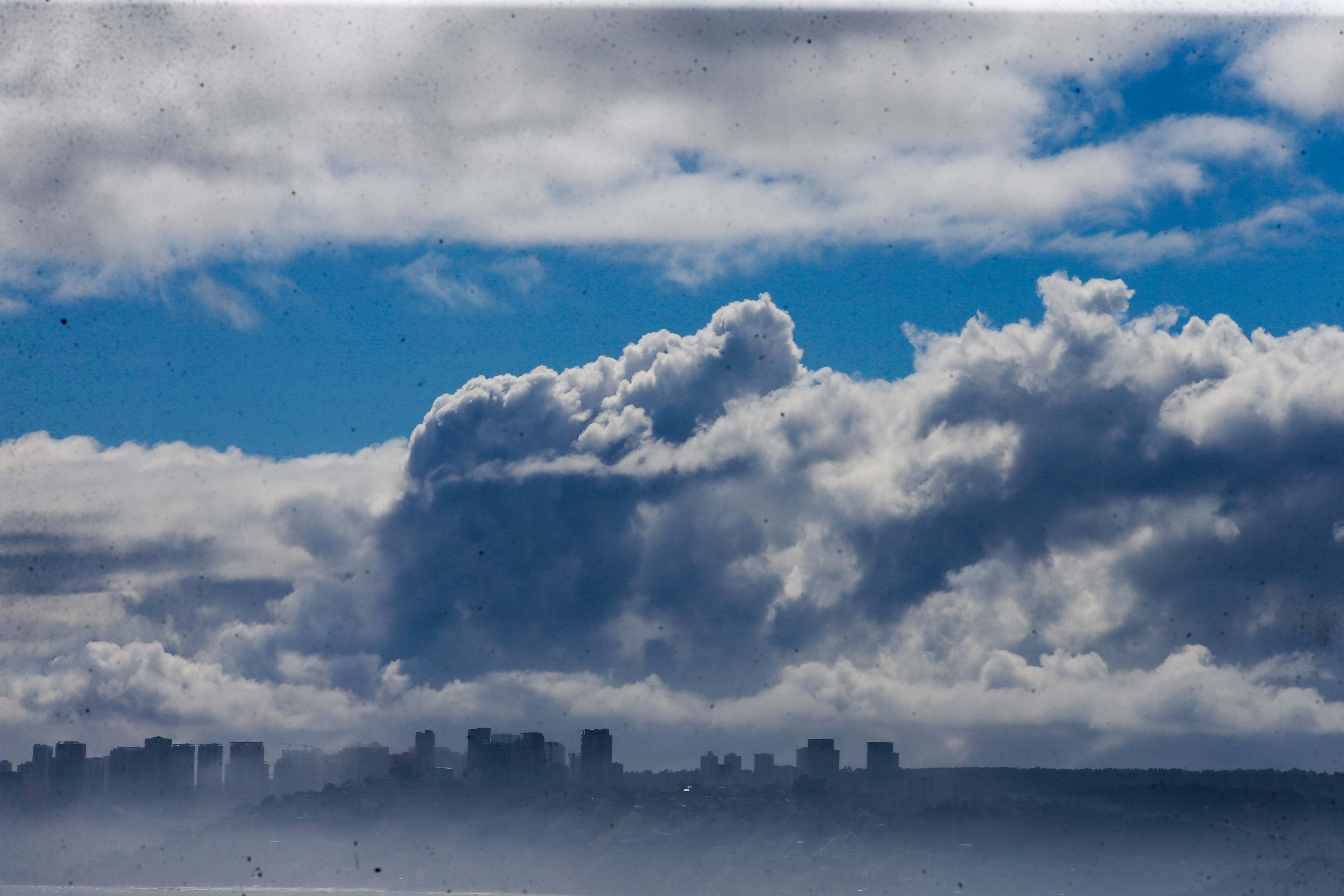 Sistema frontal traerá lluvias en Santiago y otras regiones durante Fiestas Patrias