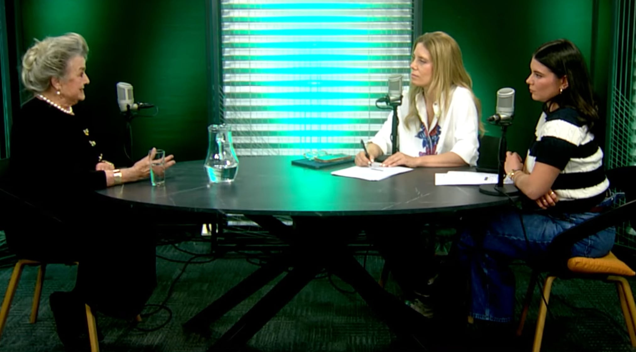 La historiadora Lucía Santa Cruz en conversación con el pódcast Cómo te lo explico, de las periodistas Paula Catena y Mónica Rincón. Captura de pantalla.