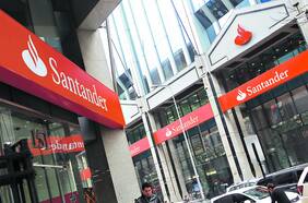 Santander cierra negociación colectiva anticipada con sus 23 sindicatos con bono de término de conflicto