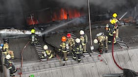 Bomberos combate incendio en mall chino de Pitrufquén: evacúan casas y suspenden clases en dos colegios del sector
