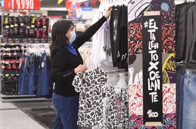 “1ko”: alianza entre Walmart Chile y marca salida de Puente Alto visibiliza el trabajo de artistas y emprendedores de Bajos de Mena