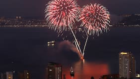 Ensayos de fuegos artificiales iluminan el borde costero previo al Año Nuevo en Viña del Mar y Valparaíso