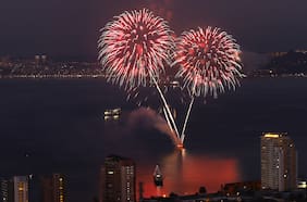 Ensayos de fuegos artificiales iluminan el borde costero previo al Año Nuevo en Viña del Mar y Valparaíso