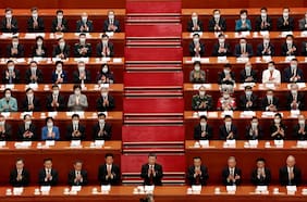China fija modesta meta de crecimiento y aumenta gasto en defensa