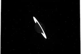 Telescopio James Webb capta impresionantes imágenes de Saturno y sus lunas en todo su esplendor