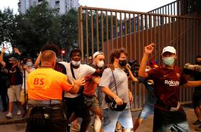 “Bartomeu, dimisión”: un grupo de hinchas asalta el Camp Nou por el caso Messi