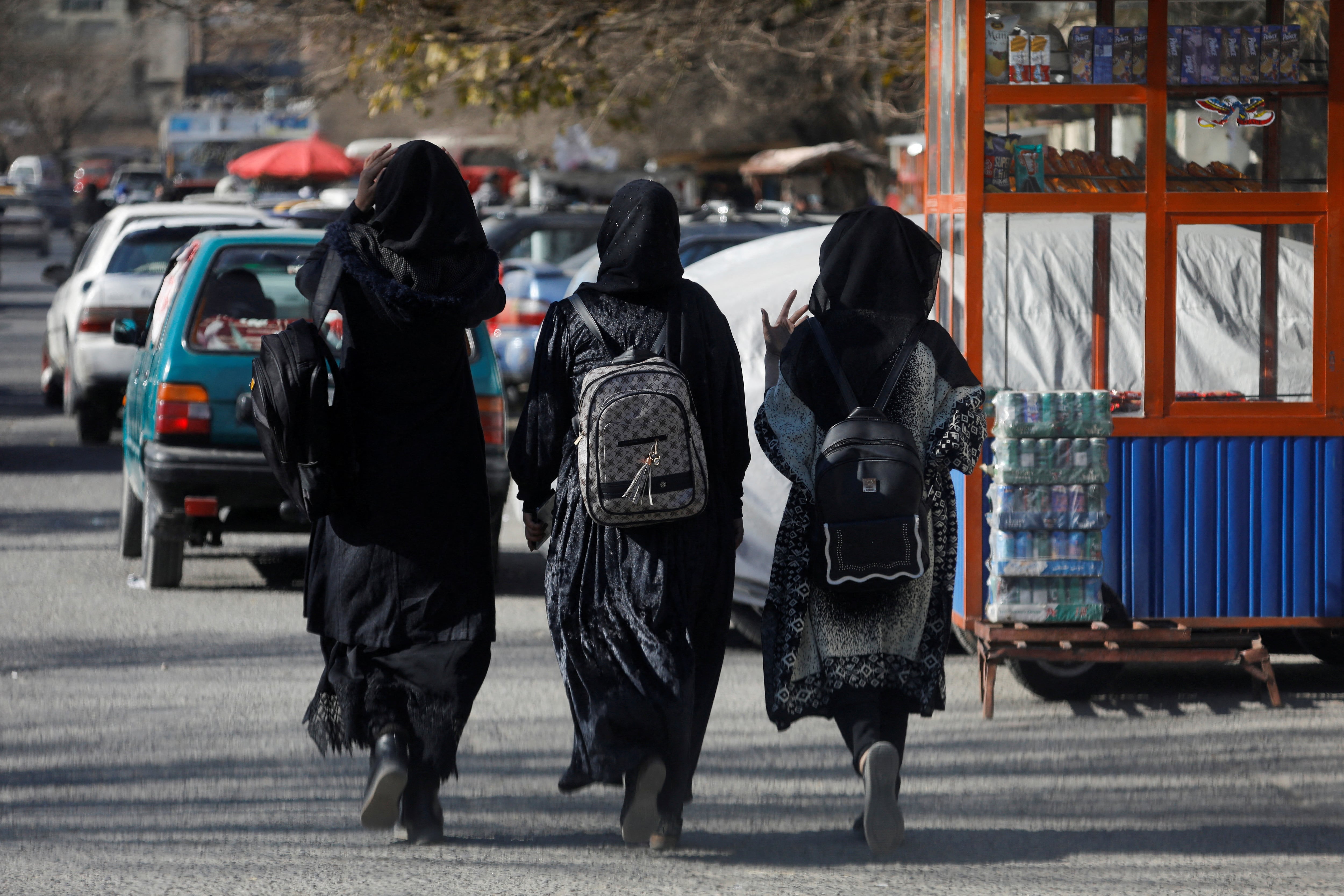 Estudiantes afganas caminan cerca de la Universidad de Kabul, en Kabul.