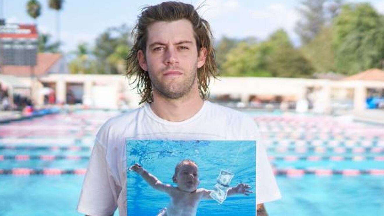 Spencer Elden posando con la carátula del disco Nevermind
