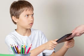 China busca limitar a 2 horas diarias el uso del teléfono en menores de edad