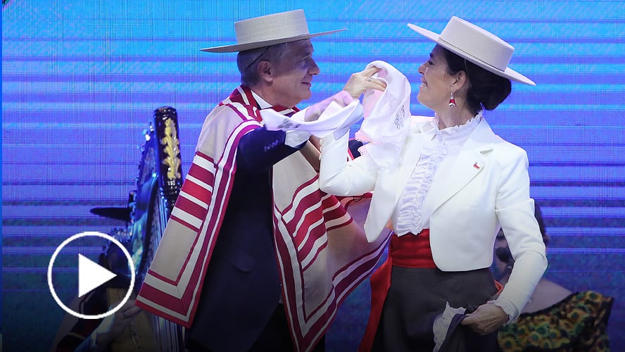Con una paya y un pie de cueca, Kast inaugura junto a Desbordes las fondas en el Parque O’Higgins