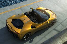 Ferrari SF90 Spider, una araña sin techo, con cable y también mucho veneno
