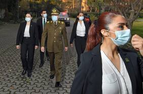 La inédita “cápsula” del general Yáñez: Jefe de Carabineros estrena escolta compuesta por mujeres por primera vez en su historia